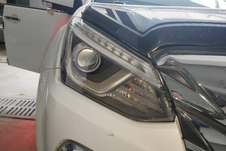 Used Isuzu mu-X 2018 1.9T Diesel Automatic 4x4 Enjoyment Edition 7 Seats Right Front Headlight