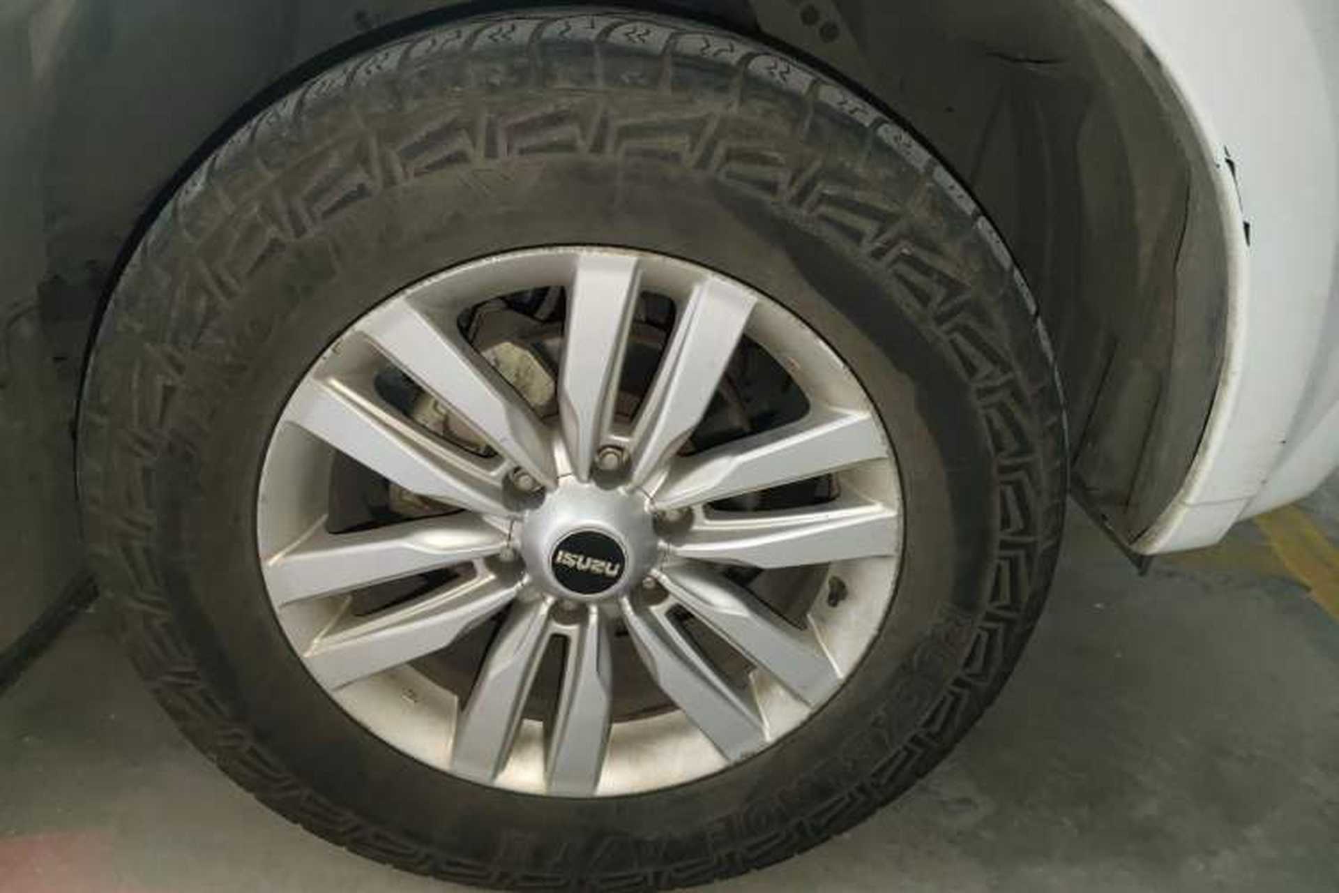 Used Isuzu mu-X 2018 1.9T Diesel Automatic 4x4 Enjoyment Edition 7 Seats Right Front Wheel Hub