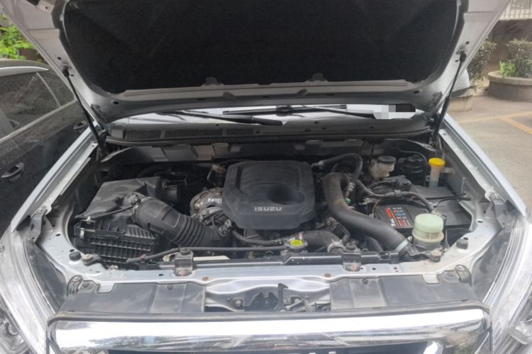 Used Isuzu mu-X 2020 1.9T Diesel Automatic 4x4 Jingyue Edition 5 Seats China VI Standard Engine Bay