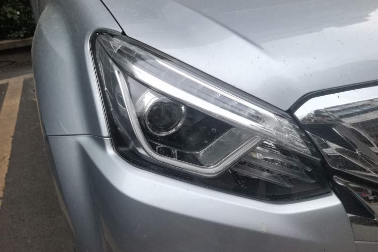 Used Isuzu mu-X 2020 1.9T Diesel Automatic 4x4 Jingyue Edition 5 Seats China VI Standard Right Front Headlight
