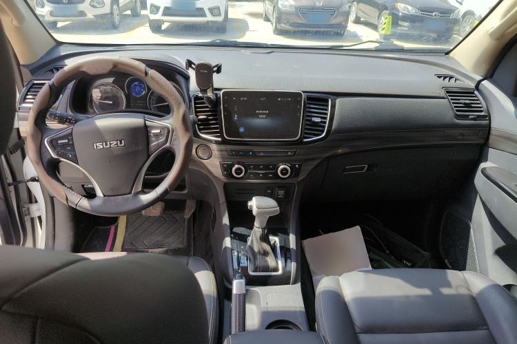 Used Isuzu mu-X 2020 1.9T Diesel Automatic 2WD Enjoyment Edition 5 Seats China VI Standard Center Console