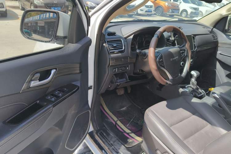 Used Isuzu mu-X 2020 1.9T Diesel Automatic 2WD Enjoyment Edition 5 Seats China VI Standard Driver Seat