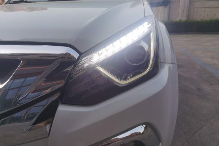 Used Isuzu mu-X 2020 1.9T Diesel Automatic 4x4 Enjoyment Edition 5 Seats China VI Standard Left Front Headlight