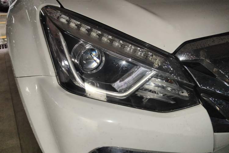 Used Isuzu mu-X 2020 1.9T Diesel Automatic 2WD Jingyue Edition 7 Seats China VI Standard Right Front Headlight