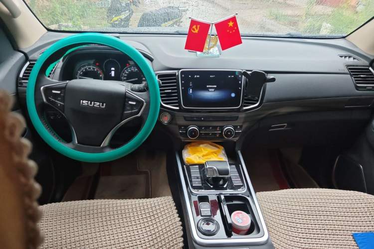 Used Isuzu mu-X 2022 2.0T Gasoline Automatic Two-Wheel Drive Jingyue Trim 5 Seats Center Console