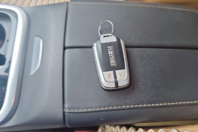 Used Isuzu mu-X 2022 2.0T Gasoline Automatic Two-Wheel Drive Jingyue Trim 5 Seats Vehicle Key