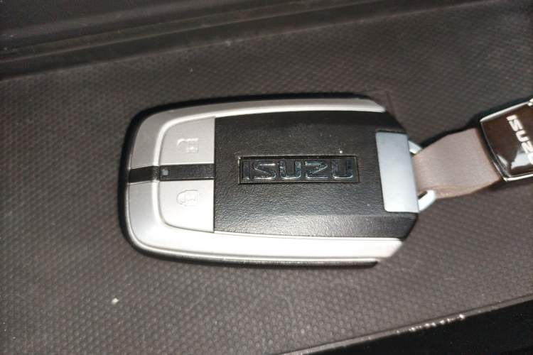 Used Isuzu mu-X 2022 2.0T Gasoline Automatic 4WD Jingyue Trim with 5 Seats Vehicle Key