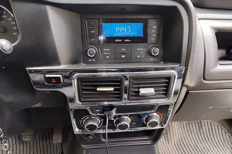 Used Isuzu Pickup 2009 2.8T Two-Wheel-Drive Base Pickup Truck with 4JB1-TCT Engine Audio And AC Panel