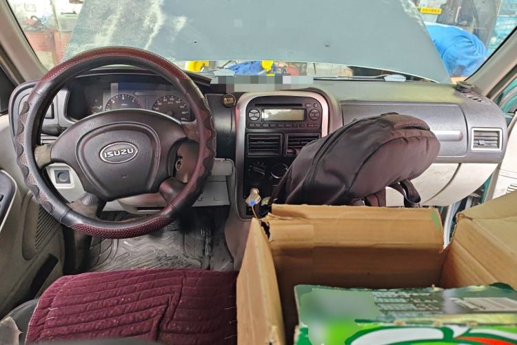 Used Isuzu Pickup 2009 3.0T Two-Wheel Drive Base-Model Pickup Truck 4KH1-TC1 Center Console