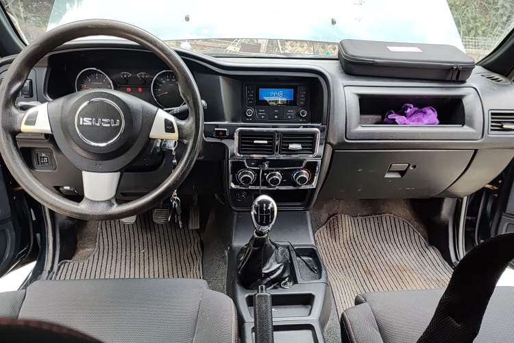 Used Isuzu Pickup 2009 2.8T Two-Wheel-Drive Base Pickup Truck with 4JB1-TCT Engine Center Console