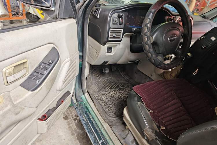 Used Isuzu Pickup 2009 3.0T Two-Wheel Drive Base-Model Pickup Truck 4KH1-TC1 Driver Seat