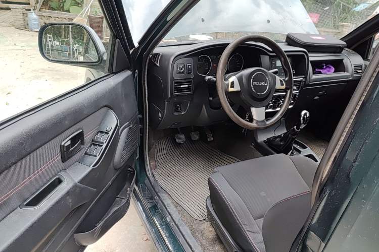 Used Isuzu Pickup 2009 2.8T Two-Wheel-Drive Base Pickup Truck with 4JB1-TCT Engine Driver Seat
