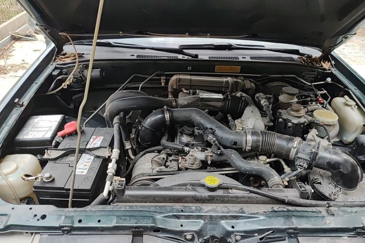 Used Isuzu Pickup 2009 2.8T Two-Wheel-Drive Base Pickup Truck with 4JB1-TCT Engine Engine Bay