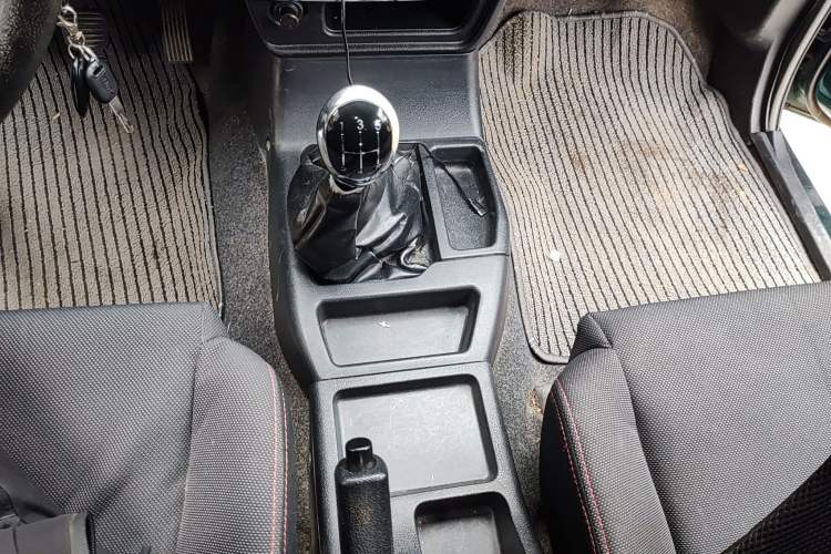 Used Isuzu Pickup 2009 2.8T Two-Wheel-Drive Base Pickup Truck with 4JB1-TCT Engine Gear Lever