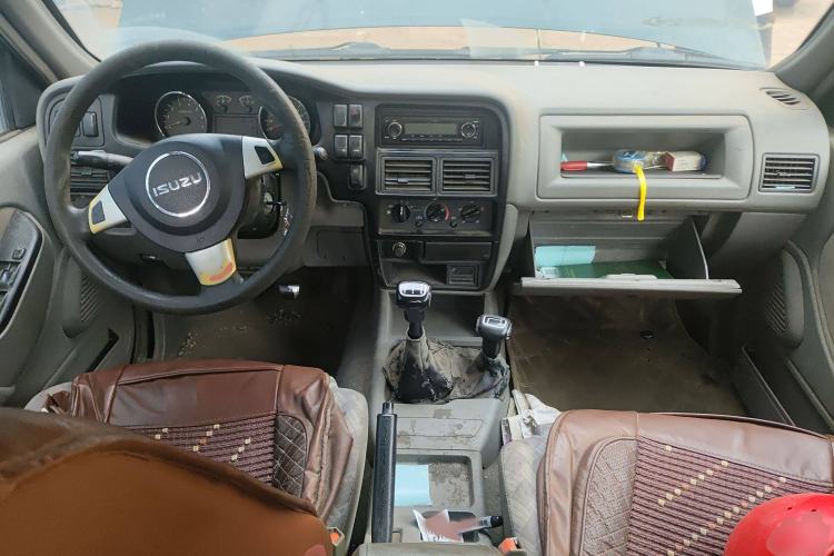 Used Isuzu Pickup 2009 2.5L 4x4 Base-Model Pickup Truck 4ZE3-MPI Interior 2