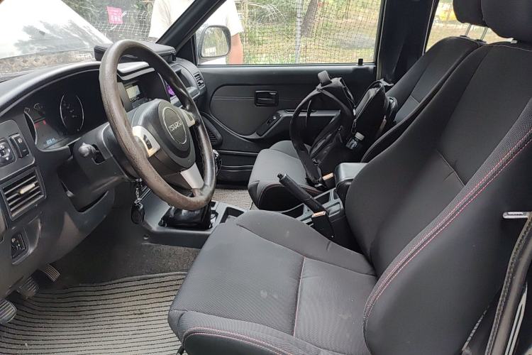 Used Isuzu Pickup 2009 2.8T Two-Wheel-Drive Base Pickup Truck with 4JB1-TCT Engine Left Front Seat