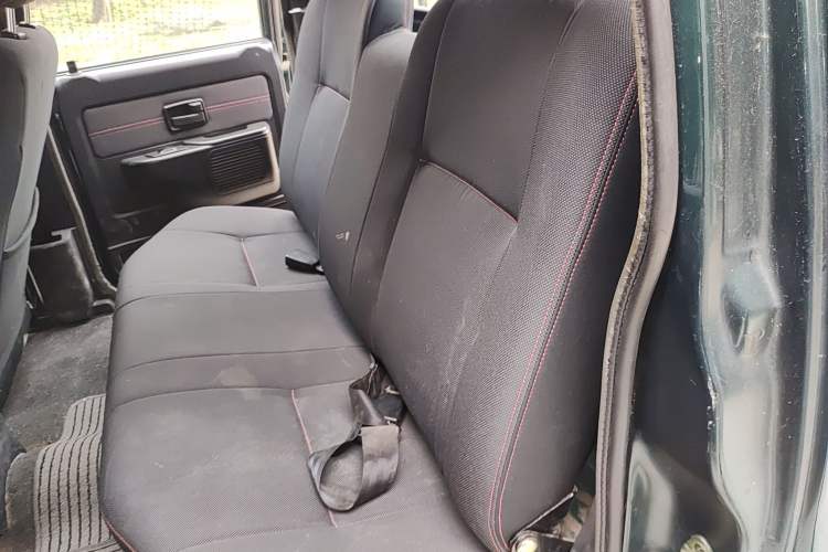 Used Isuzu Pickup 2009 2.8T Two-Wheel-Drive Base Pickup Truck with 4JB1-TCT Engine Left Rear Seat