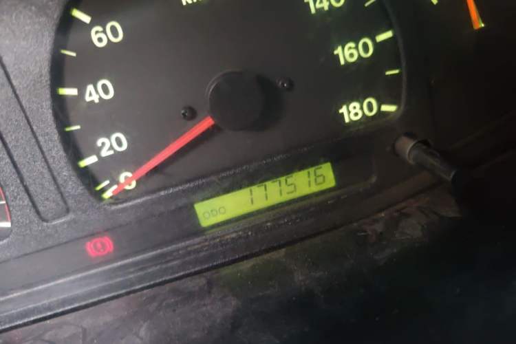 Used Isuzu Pickup 2009 2.8T Two-Wheel-Drive Base Pickup Truck with 4JB1-TCT Engine Odometer Close Up