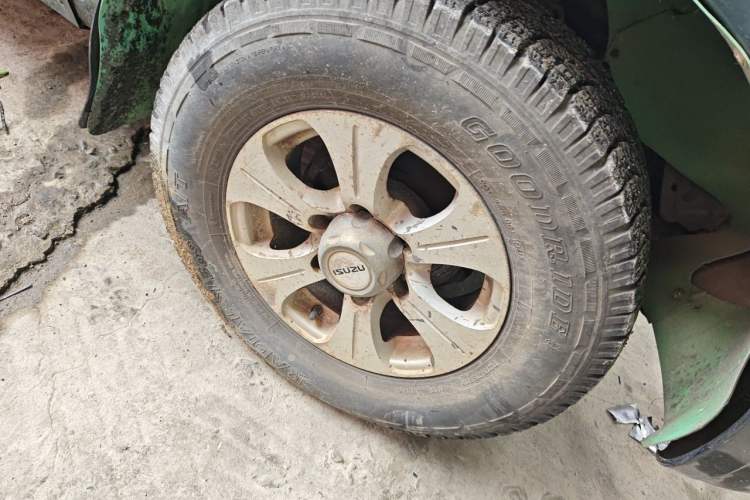 Used Isuzu Pickup 2009 3.0T Two-Wheel Drive Base-Model Pickup Truck 4KH1-TC1 Right Front Wheel Hub