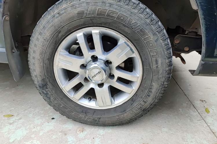 Used Isuzu Pickup 2009 2.8T Two-Wheel-Drive Base Pickup Truck with 4JB1-TCT Engine Right Front Wheel Hub