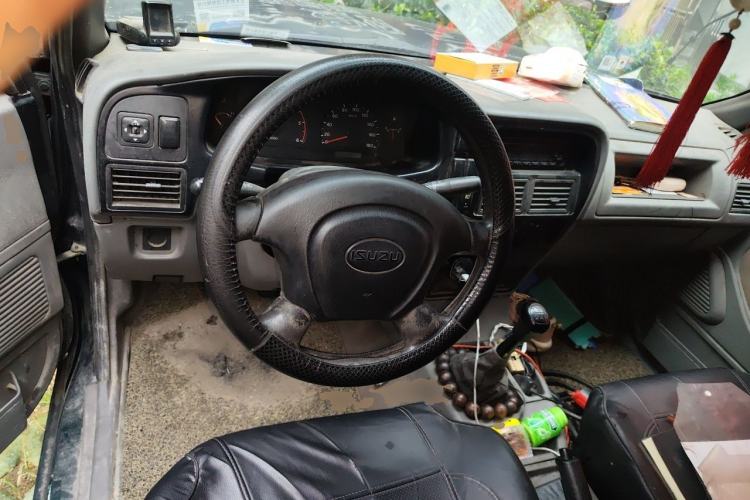 Used Isuzu Pickup 2009 2.8T Two-Wheel-Drive Base Pickup Truck with 4JB1-TCT Engine Steering Wheel