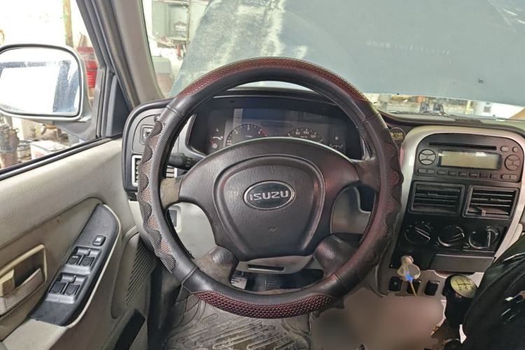 Used Isuzu Pickup 2009 3.0T Two-Wheel Drive Base-Model Pickup Truck 4KH1-TC1 Steering Wheel