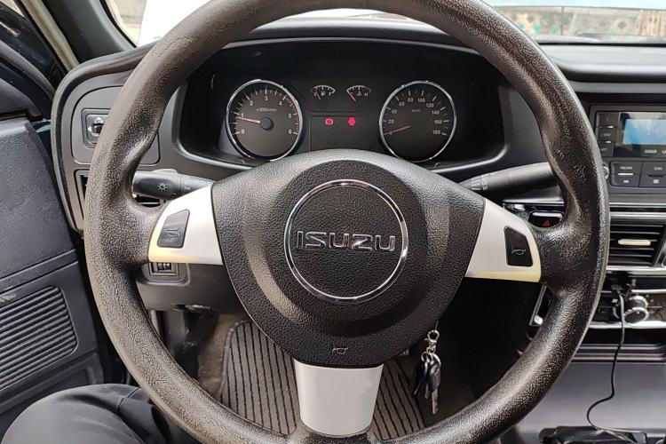Used Isuzu Pickup 2009 2.8T Two-Wheel-Drive Base Pickup Truck with 4JB1-TCT Engine Steering Wheel