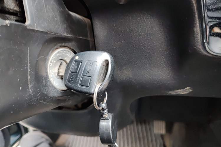 Used Isuzu Pickup 2009 2.8T Two-Wheel-Drive Base Pickup Truck with 4JB1-TCT Engine Vehicle Key