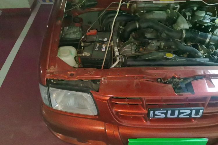 Used Isuzu Pickup 2009 2.8T 4WD Base Model Van 4JB1-TCT Engine Bay Right