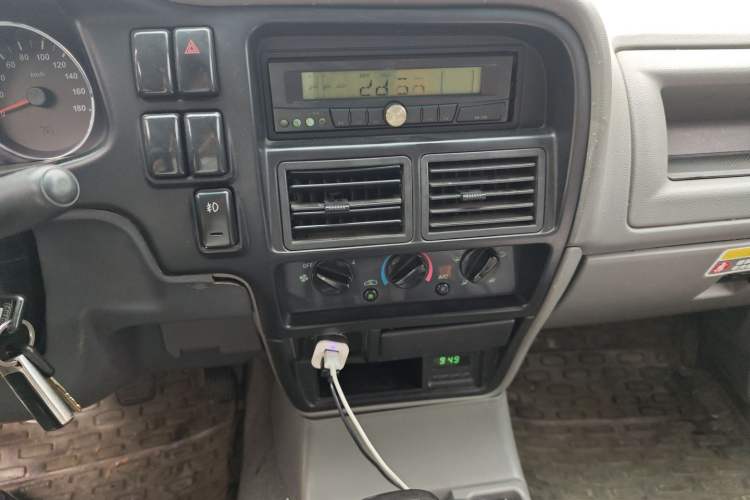 Used Isuzu Pickup 2009 2.8T Two-Wheel-Drive Base Van 4JB1-TCT Audio And AC Panel