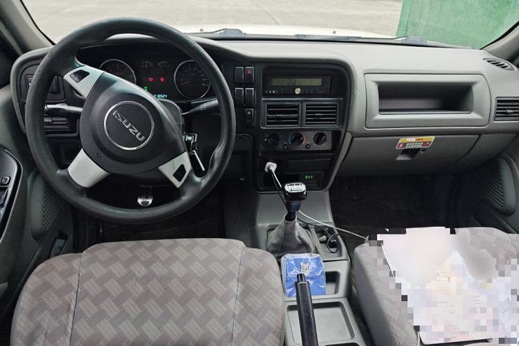 Used Isuzu Pickup 2009 2.8T Two-Wheel-Drive Base Van 4JB1-TCT Center Console
