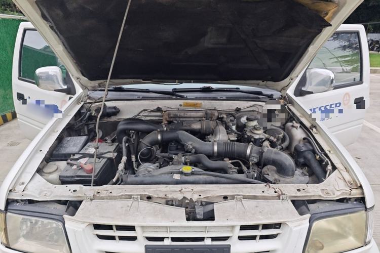Used Isuzu Pickup 2009 2.8T Two-Wheel-Drive Base Van 4JB1-TCT Engine Bay