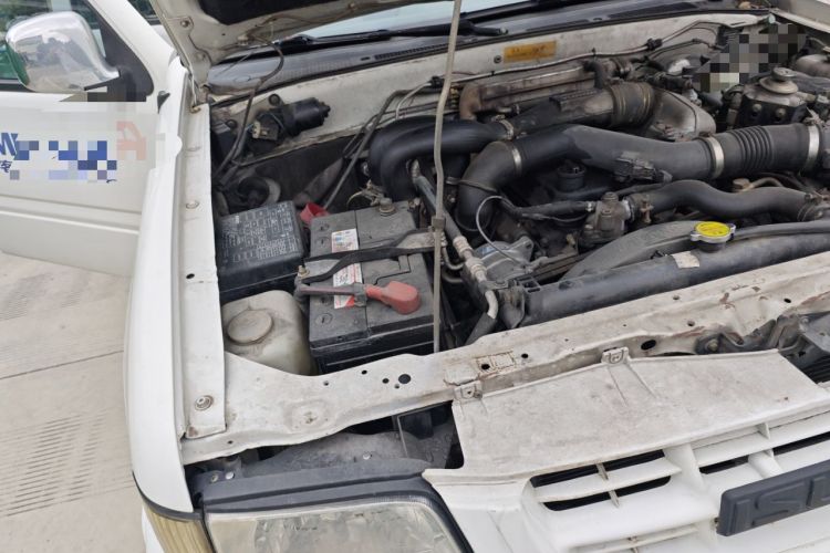 Used Isuzu Pickup 2009 2.8T Two-Wheel-Drive Base Van 4JB1-TCT Engine Bay Right
