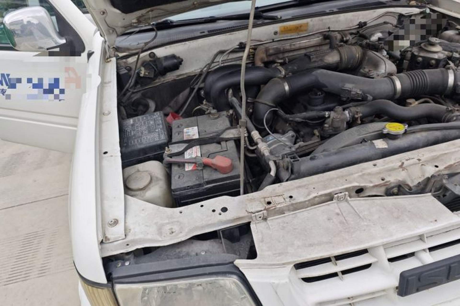 Used Isuzu Pickup 2009 2.8T Two-Wheel-Drive Base Van 4JB1-TCT Engine Bay Right