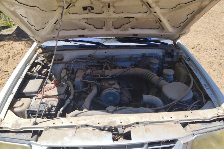 Used Isuzu Pickup 2009 2.5L 4x4 Base-Model Pickup Truck 4ZE3-MPI Engine Bay