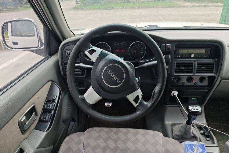 Used Isuzu Pickup 2009 2.8T Two-Wheel-Drive Base Van 4JB1-TCT Steering Wheel