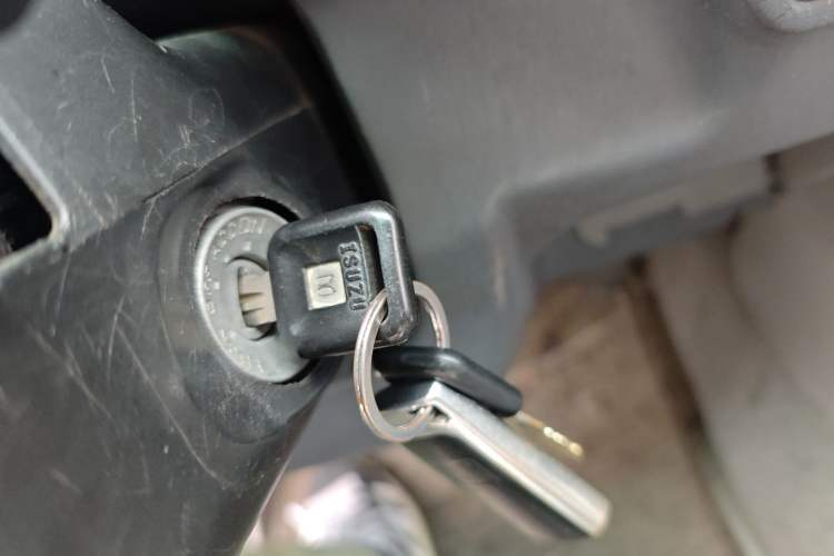 Used Isuzu Pickup 2009 2.8T Two-Wheel-Drive Base Van 4JB1-TCT Vehicle Key