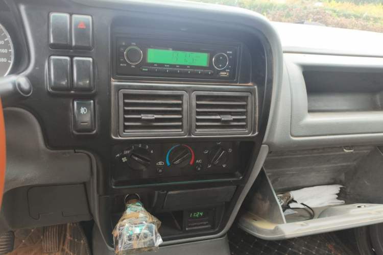 Used Isuzu Pickup 2015 2.8T Four-Wheel Drive 4JB1CT Audio And AC Panel