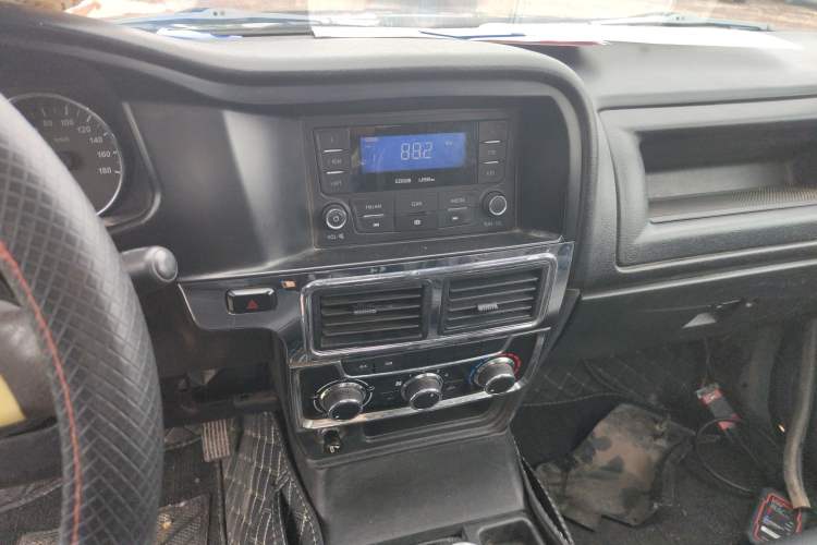 Used Isuzu Pickup 2015 2.8T Two-Wheel Drive 4JB1CT Audio And AC Panel