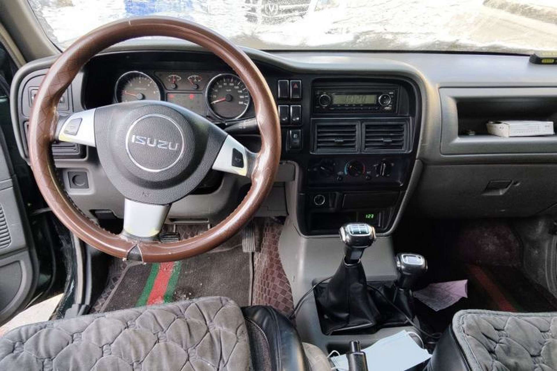 Used Isuzu Pickup 2015 2.8T Four-Wheel Drive 4JB1CT Center Console