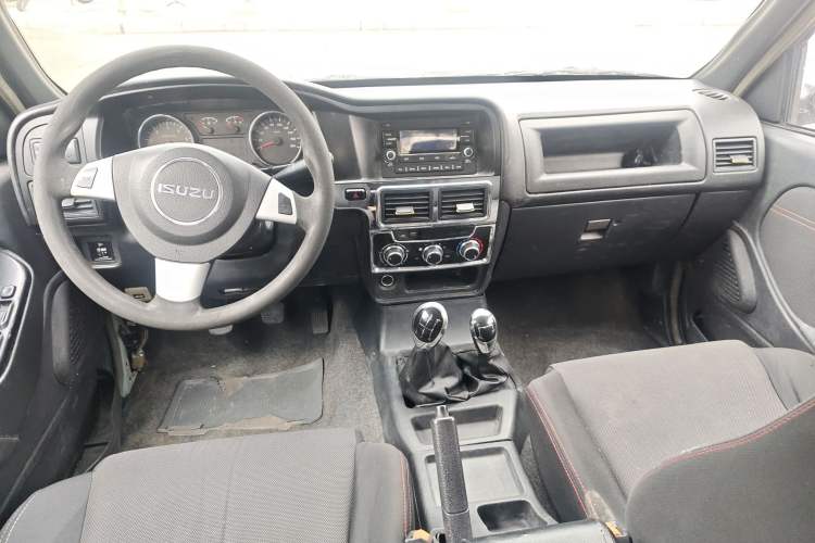 Used Isuzu Pickup 2015 2.8T Four-Wheel Drive 4JB1CT Center Console