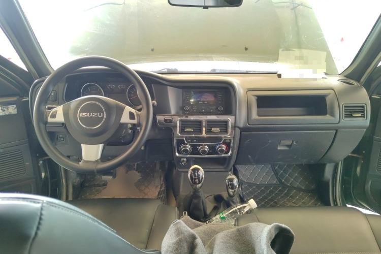 Used Isuzu Pickup 2015 2.8T Four-Wheel Drive 4JB1CT Center Console