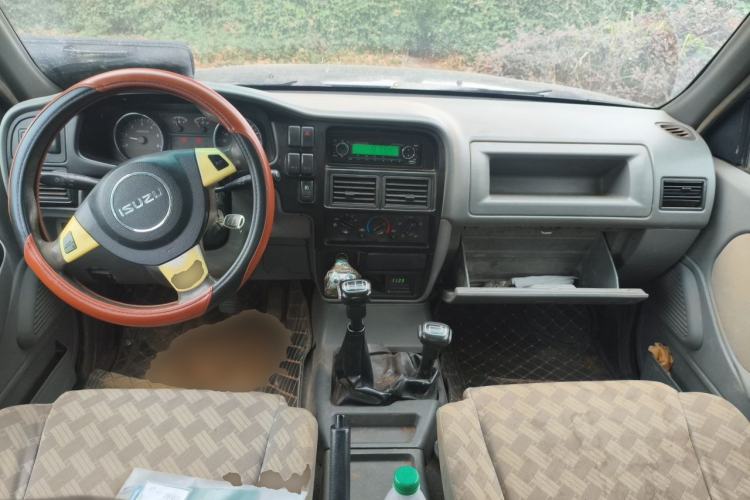 Used Isuzu Pickup 2015 2.8T Four-Wheel Drive 4JB1CT Center Console