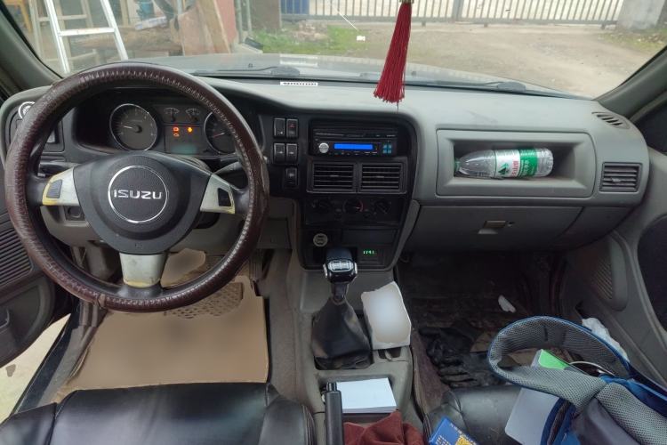 Used Isuzu Pickup 2015 2.8T Two-Wheel Drive 4JB1CT Center Console