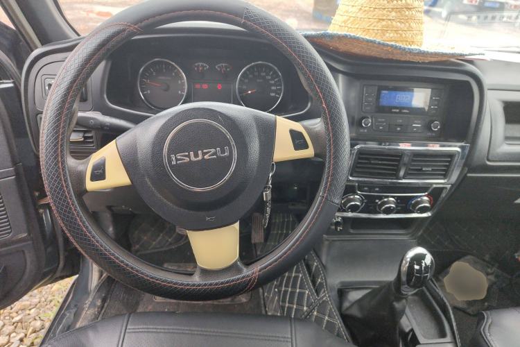 Used Isuzu Pickup 2015 2.8T Two-Wheel Drive 4JB1CT Center Console
