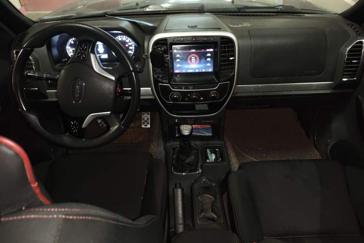 Used Isuzu Pickup 2015 3.0T Two-Wheel Drive 4KH1CT Center Console