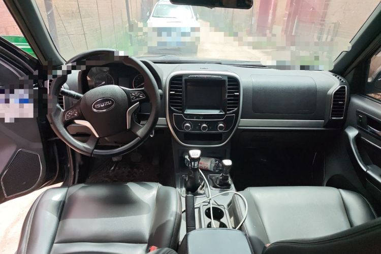 Used Isuzu Pickup 2015 3.0T Four-Wheel Drive 4KH1CT Center Console