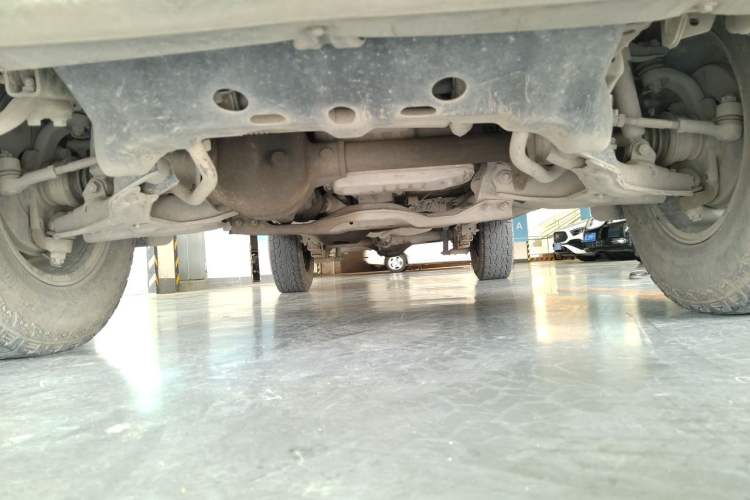 Used Isuzu Pickup 2015 2.8T Four-Wheel Drive 4JB1CT Chassis Front