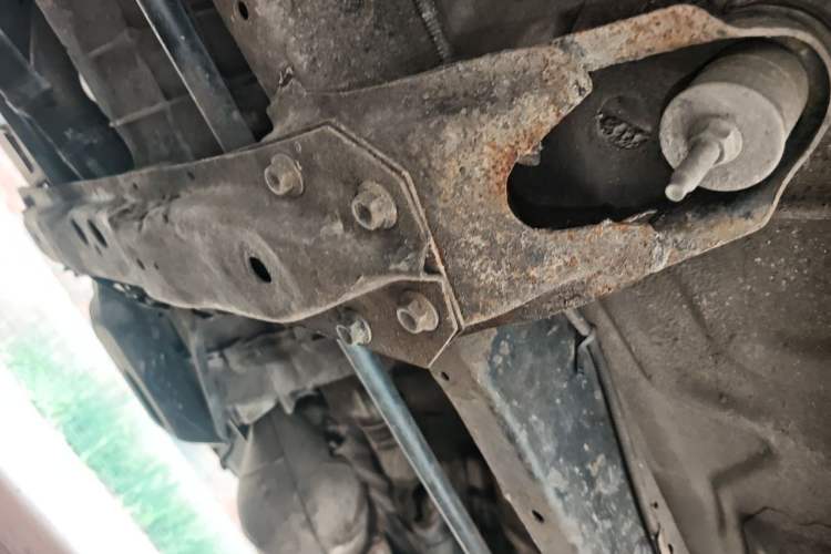 Used Isuzu Pickup 2015 3.0T Four-Wheel Drive 4KH1CT Chassis Front Left