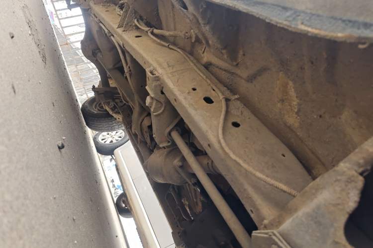 Used Isuzu Pickup 2015 2.8T Four-Wheel Drive 4JB1CT Chassis Front Right